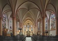 Sint Pancratius Basiliek met prachtige gebrandschilderde ramen.