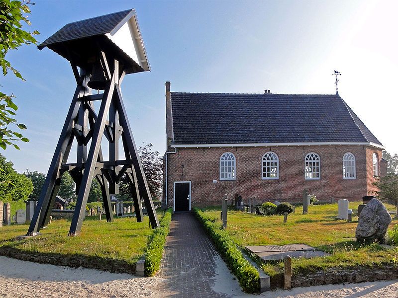 De kerk met klokkenstoel in het friese Boijl