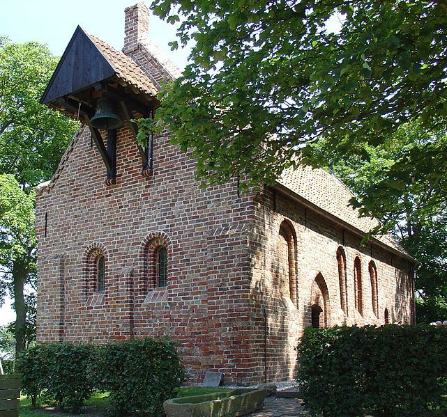 Kerkje met klokkenstoel in Jannum