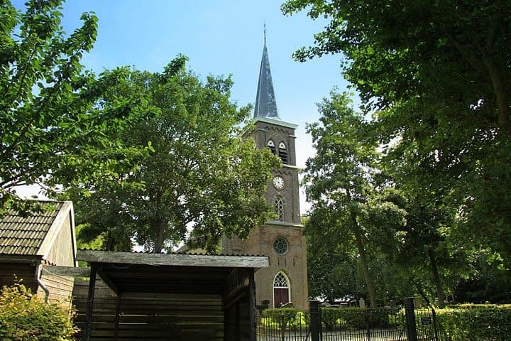 Zicht op de kerk van Pietersbierum. Foto: uit een van de albums van Jan Dijkstra