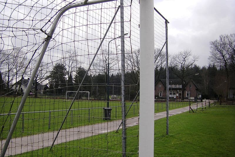 Sportvelden met op de achtergrond het clubgebouw