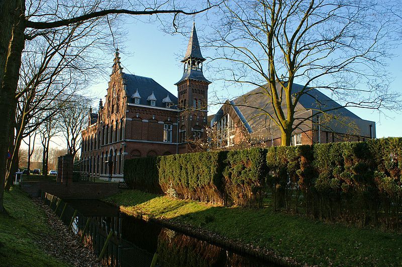 Het voormalige kasteel Nieuwenhof, thans het St. Stanislausklooster te Moergestel