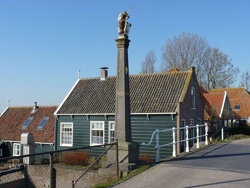 De banpaal met daarachter de Noordersluis en voormalige sluiswachterswoning.