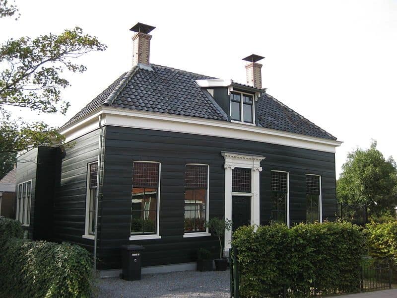 Dit houten-huis komt voor op de monumenenlijst van Oostzaan
