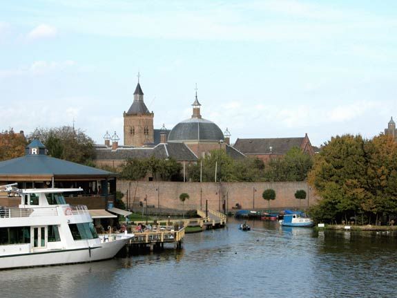 Hofje met haven in Lererdam