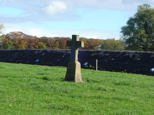 Een zandstenen kruis  in Eikelhof