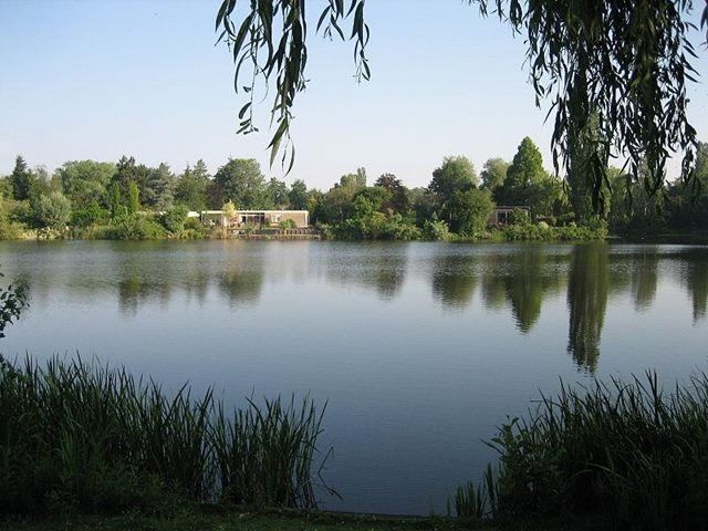 De Hulsterplas wordt omgeven door vele wandelpaden