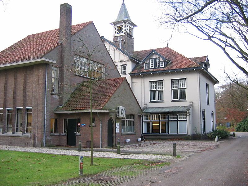 Directiegebouw Willem Arntsz Hoeve (wit gestucte deel) - Rijksmonument