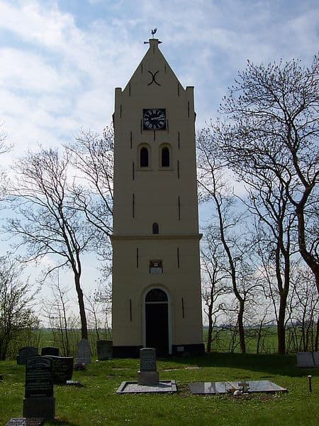 De kerktoren in Eagum