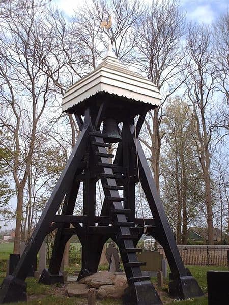 De klokkenstoel omgeven door grafzerken