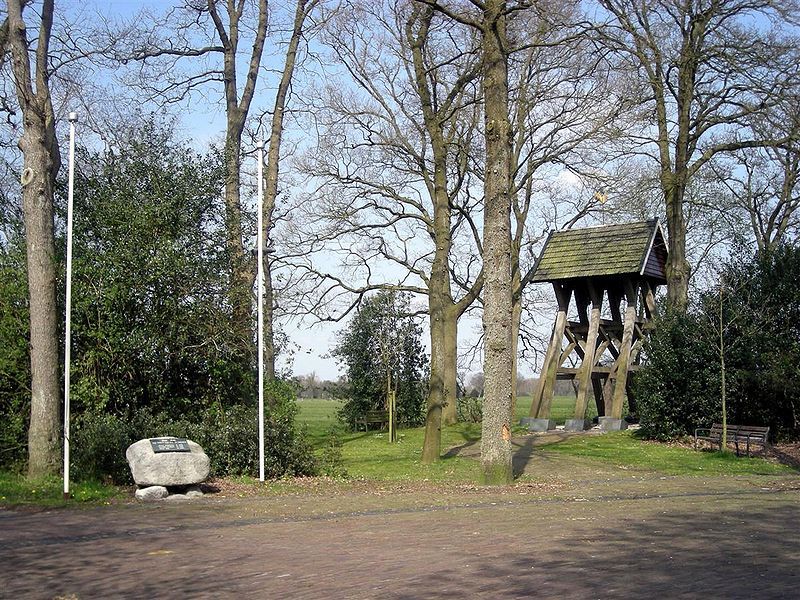 Klokkenstoel en oorlogsmonument in Katlijk