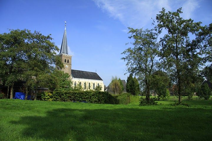 Zicht op de kerk in Mantgum