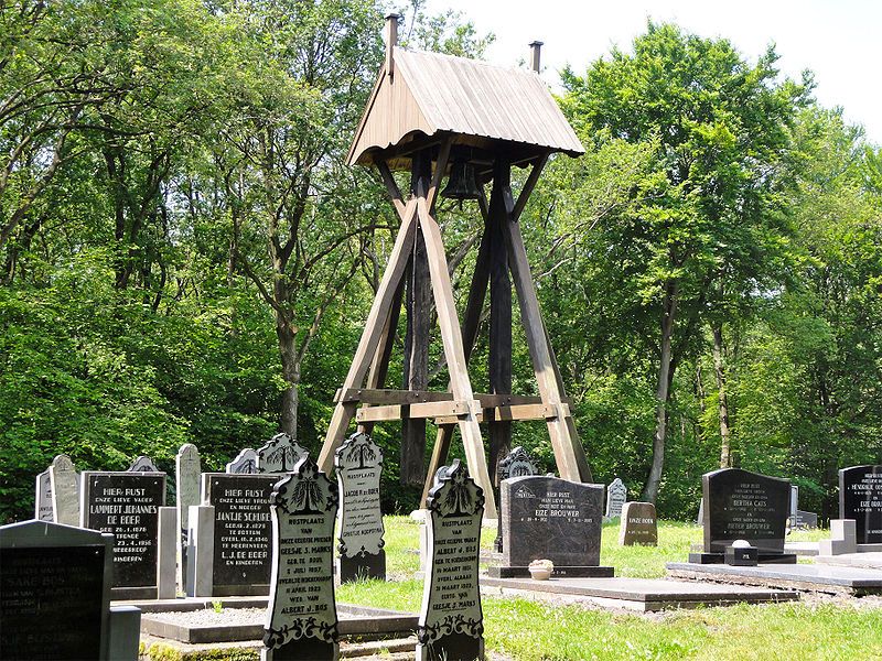 Oude begraafplaats met klokkenstoel in Nijeberkoop