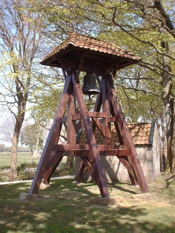 De klokkenstoel nabij Langedijke