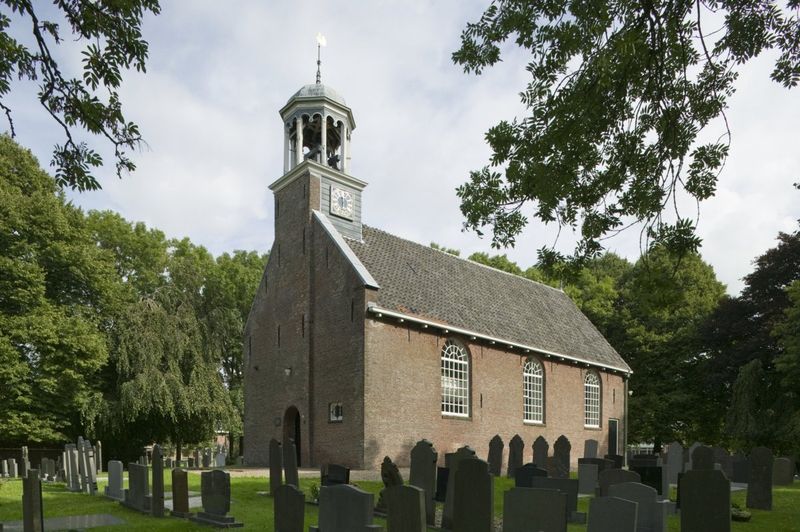 Kerk met grafzerken in Sint Nicolaasga.