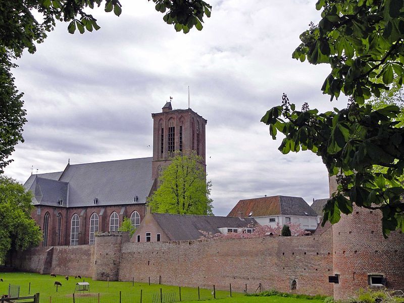 De Nicolaaskerk en vestingmuur in Elburg