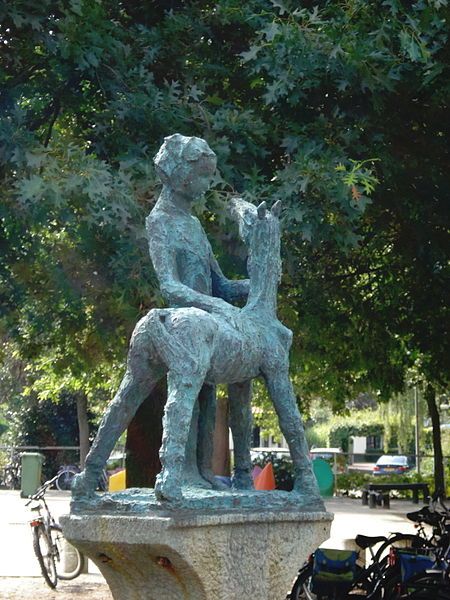 Malden -  sculptuur: kind met klein paardje