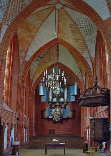 Prachtige interieur van de kerk in  Zeerijp