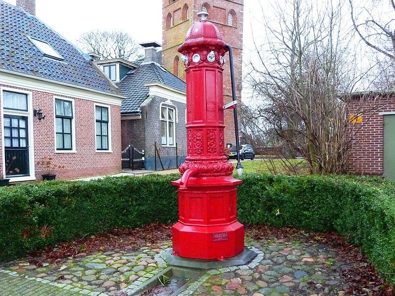 De rode pomp in Eenrum