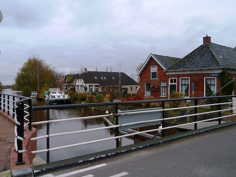 enumatil vanaf de brug gezien