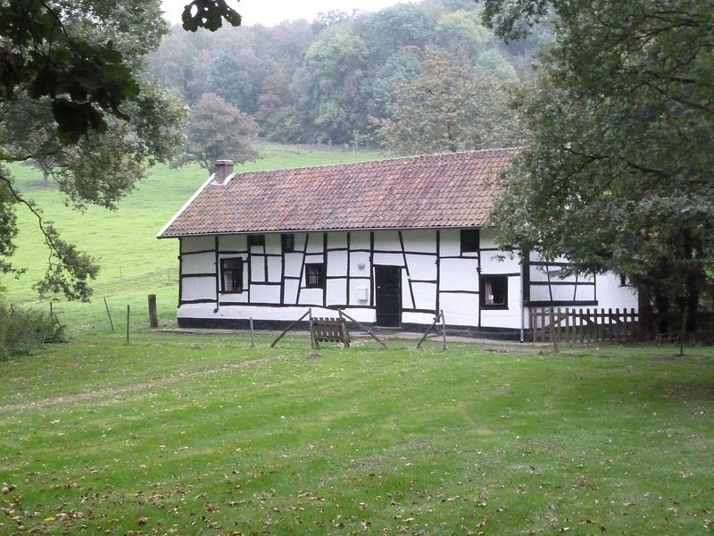 In het heuvelland gelegen vakwerkboerderij