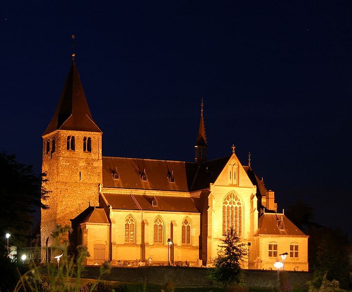 De mooi aangelichte kerk in Heel