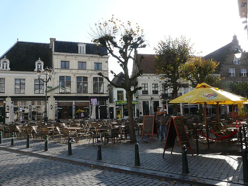 Breda kent vele gezellige terrasjes zoals hier aan de Havermarkt