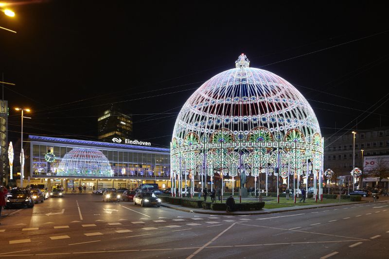 Glow in Eindhoven.  - [Foto: Cupola by DeCagna, © Claus Langer/VVV Eindhoven]