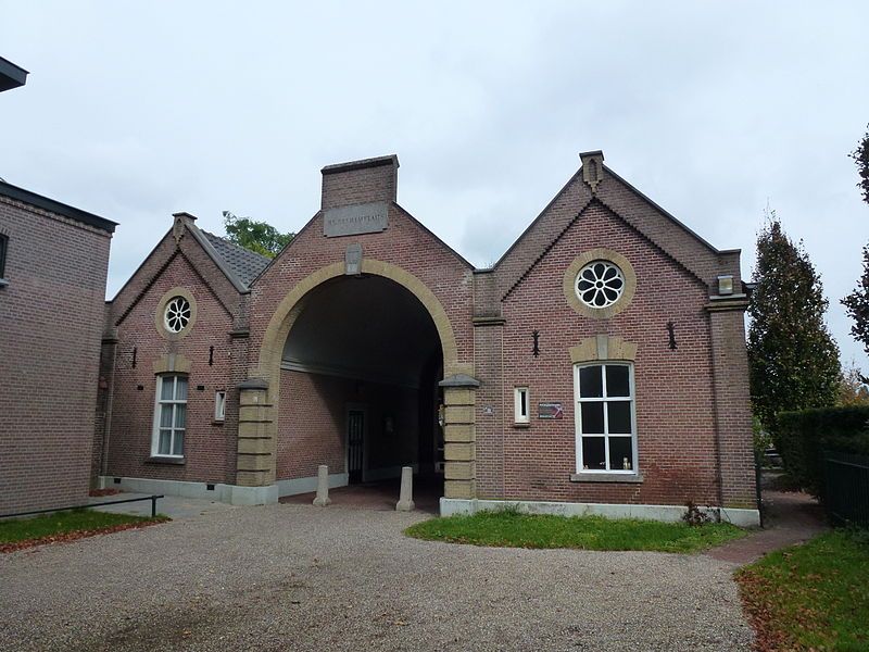Poortgebouw, in eclectische stijl gebouwd als monumentale toegang met portiersloge in  Helmond