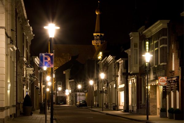 De sfeervol verlichte Grotestraat in Waalwijk