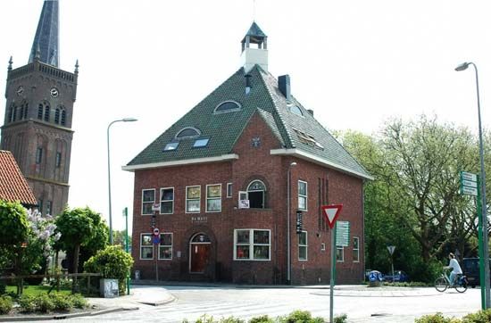 vm Gemeentehuis. in Grootebroek