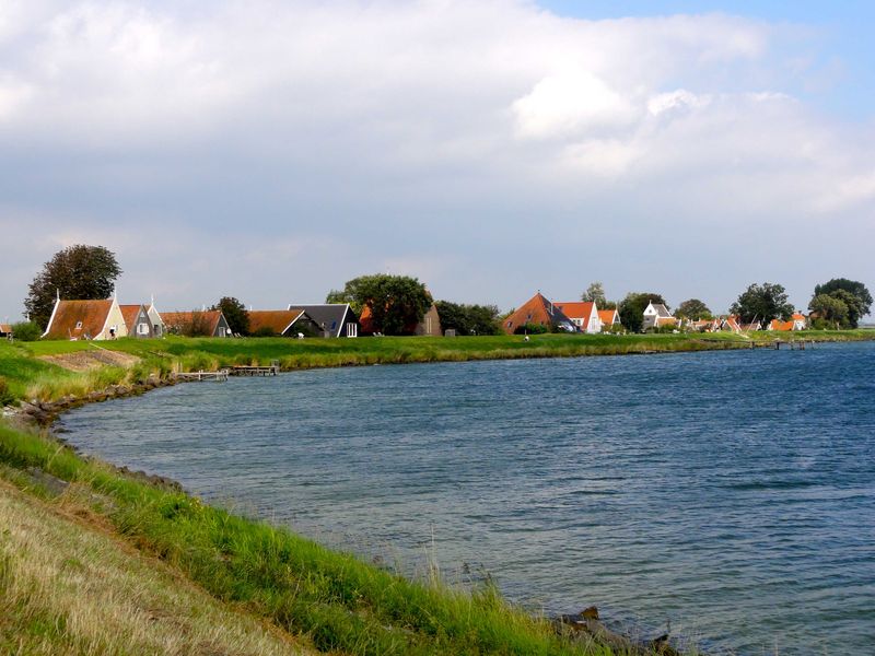 Uitdam gelegen aan het Markermeer