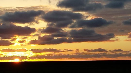 Zo ging de zon zondag onder op het buurtschap Hollebalg.