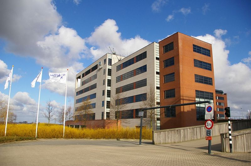 Bron:  "ArkeFly office Schiphol-Rijk" by MartinD - Eigen werk. Licensed under CC BY-SA 3.0 via Wikimedia Commons - http://commons.wikimedia.org/wiki/File:ArkeFly_office_Schiphol-Rijk.jpg#/media/File:ArkeFly_office_Schiphol-Rijk.jpg