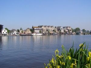 Uithoorn gezien vanaf de Amstel