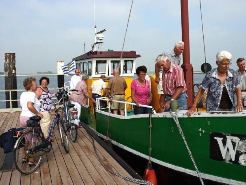 Wandelen en fietsen via het pontje. op  Anna.Jacobapolder.