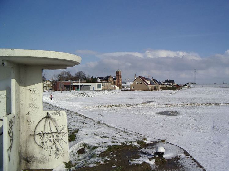 edeelte van het gedempte kanaal voor de "Kleine Sluis". Hier lagen vroeger de binnenvaartschepen te wachten totdat ze de sluis in konden varen.