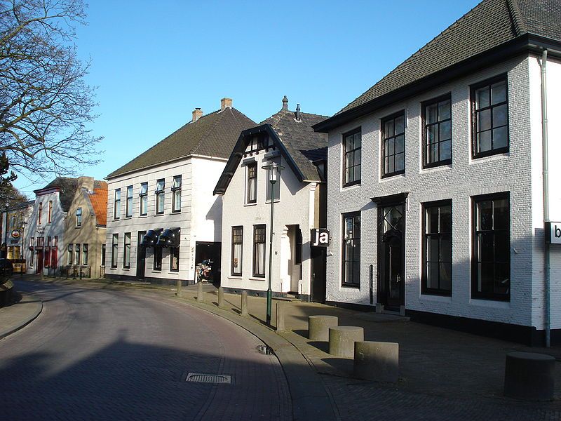 Huizen ah kerkplein in Kapelle