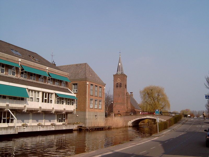 Kerk en gemeentehuis in Bleskensgraaf