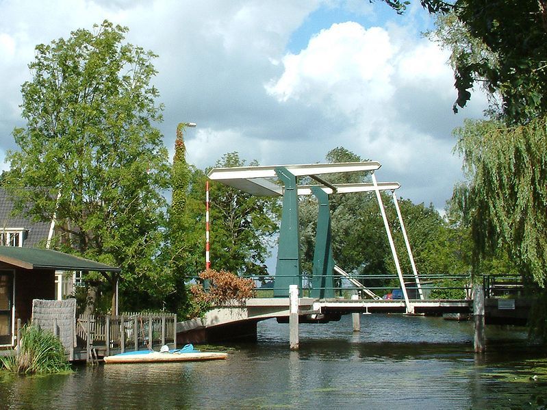 De Sint Jacobsbrug over de wijde Giessen in Ottoland