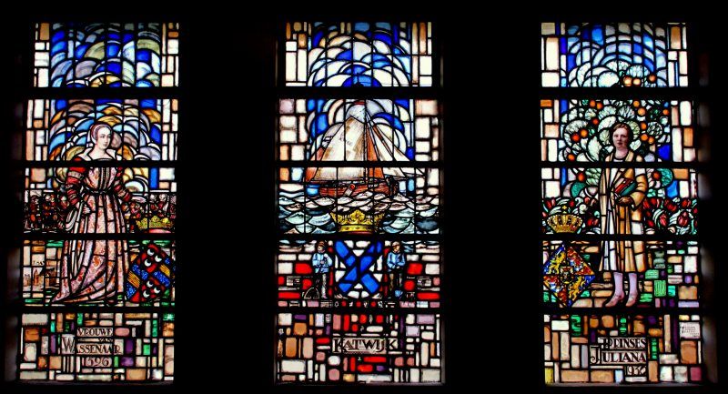 Gemeentehuis met glas.in.loodramen
