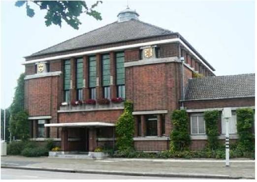 Gemeentehuis  bron:   http://snp-cs.nl/index.php/testimonials/view/4/Gemeente-Voorschoten