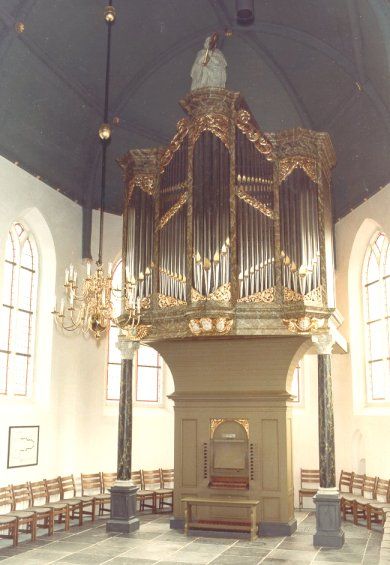 Interieur van de dorpskerk in Hendrik-Ido-Ambacht - foto: onbekend