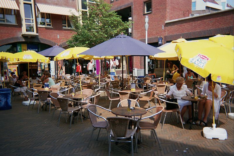 Gezellige terrasjes op het Emmaplein in Katwijk