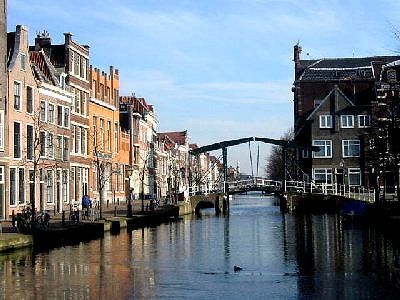 Prachtige panden langs de Oude Rijn in Leiden