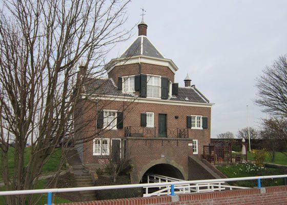 Het historische Jachthuis boven de Oranjesluis in de Maasdijk.