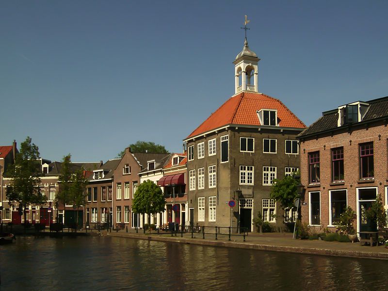 Zicht op de haven met o.a.  het zakkendragershuisje