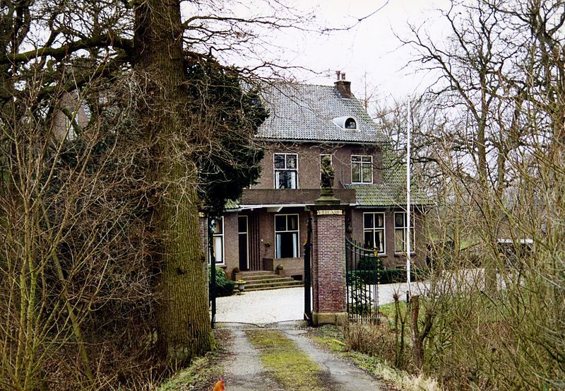 Dit bijzondere hek bijj het Huis Herlaar komt voor op de monumentenlijst van Tienhoven